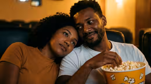 Casal no cinema após uma amarração amorosa comprada online